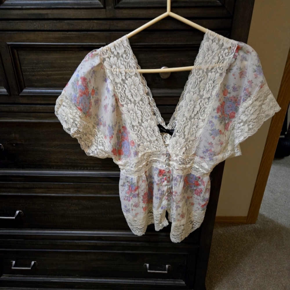 Ali & Kris Floral Top. Size Medium. Really Pretty On.